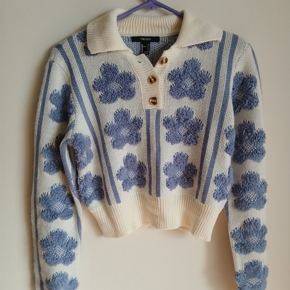 Forever 21 Sweater Size Small 3 Button Blue Cream Cropped - Picture 13 of 13